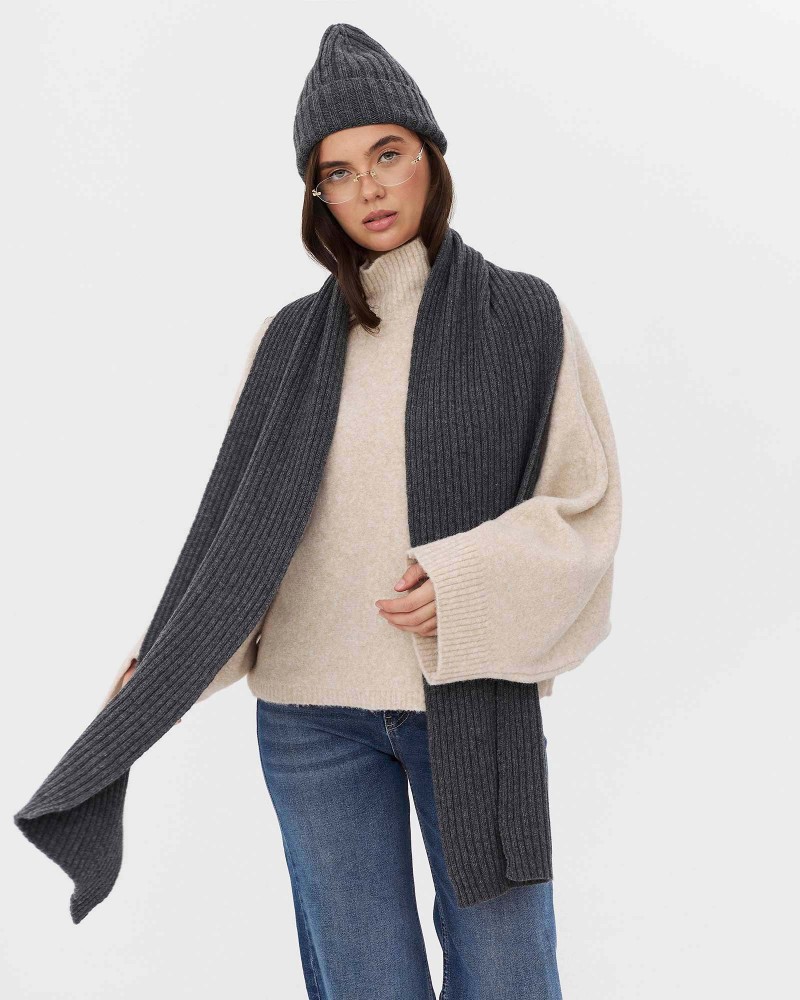 Сірий в'язаний шарф FASHIONISTA