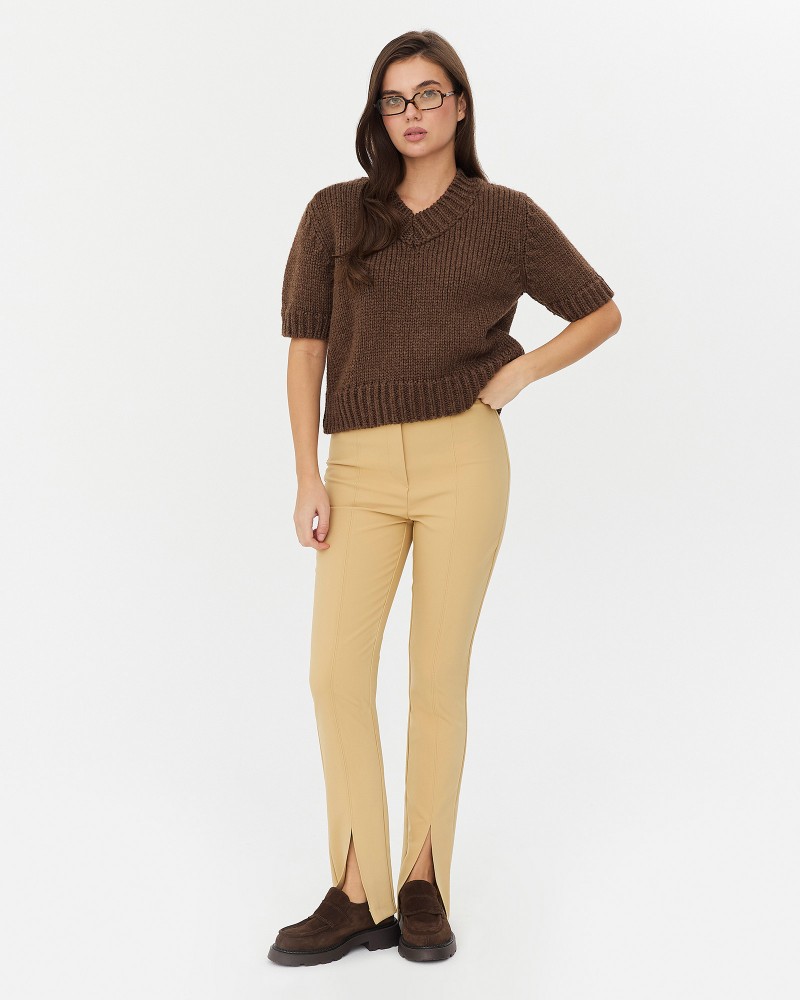 Штани з декоративними швами та розрізами спереду від FASHIONISTA пісочний