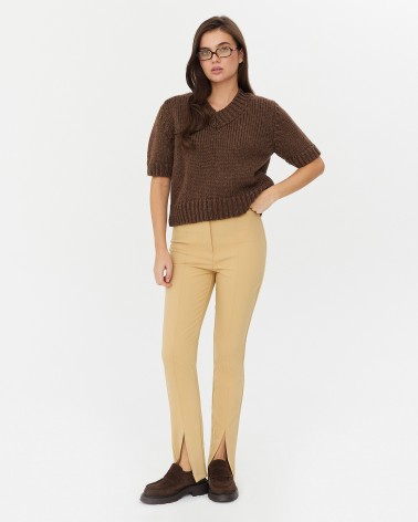 Штани з декоративними швами та розрізами спереду від FASHIONISTA пісочний