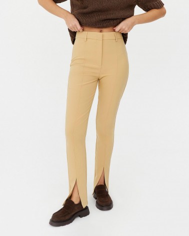 Штани з декоративними швами та розрізами спереду від FASHIONISTA пісочний