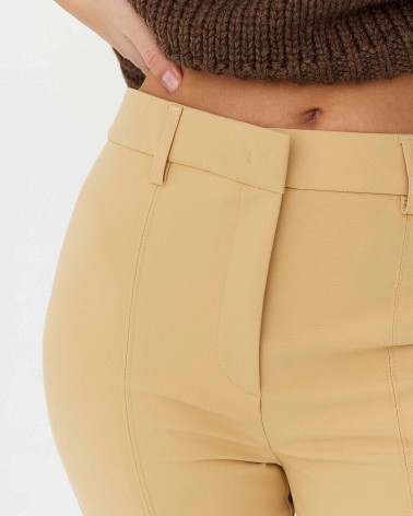 Штани з декоративними швами та розрізами спереду від FASHIONISTA пісочний