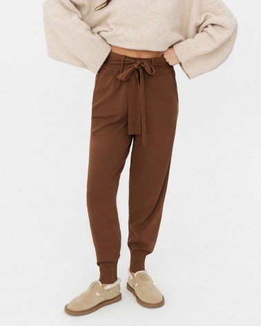 Штани однотонні з поясом-зав'язкою від FASHIONISTA коричневий