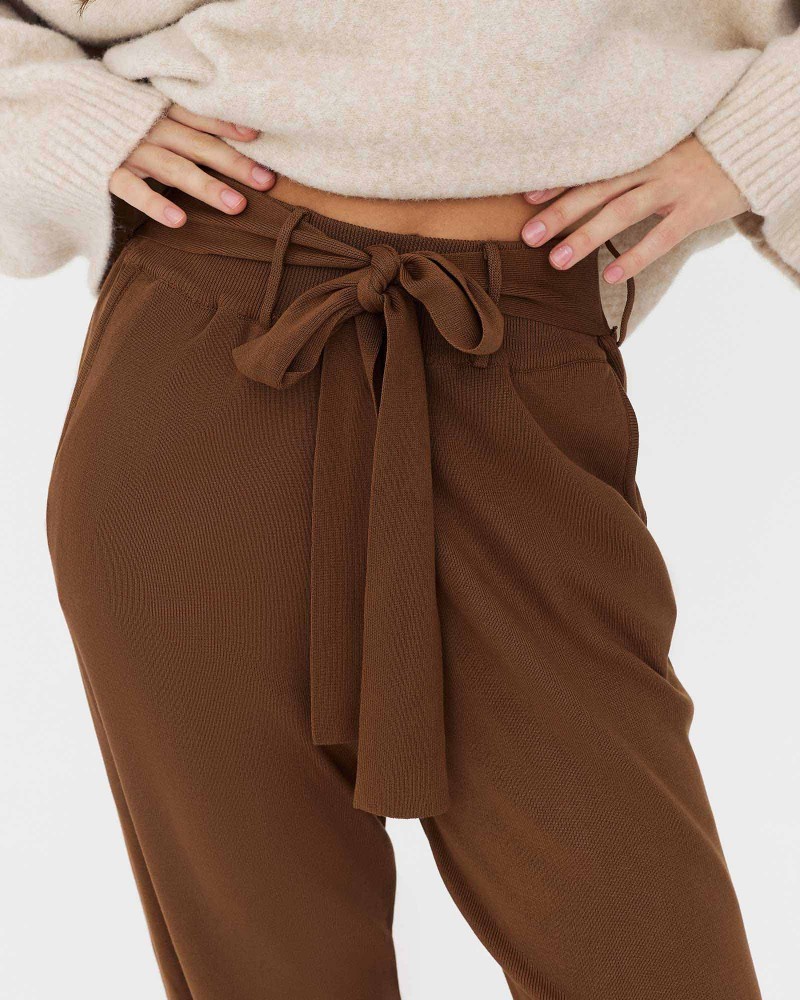 Штани однотонні з поясом-зав'язкою від FASHIONISTA коричневий