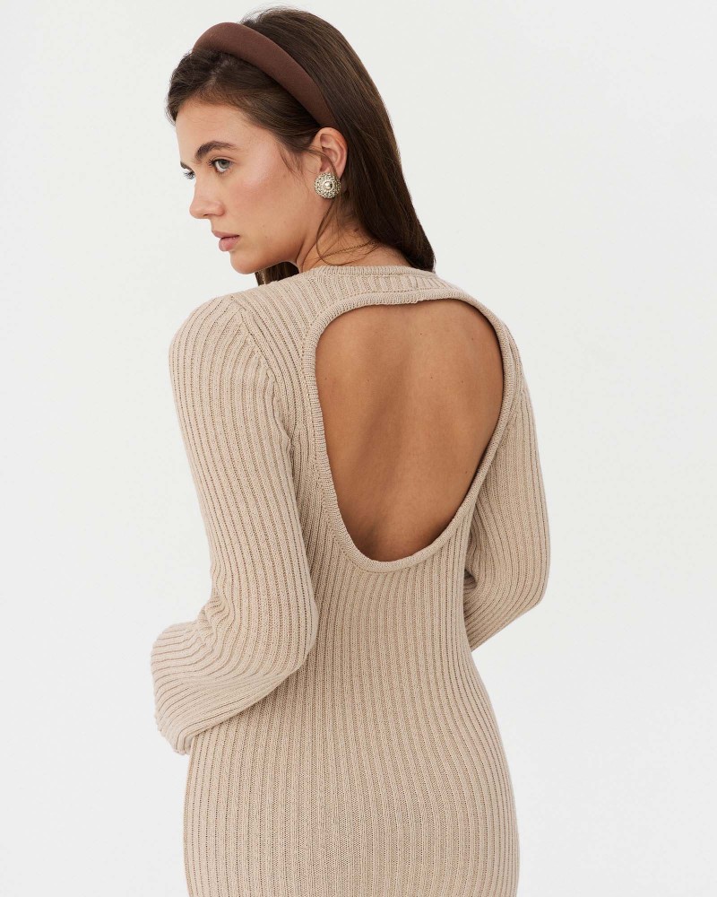 Сукня трикотажна з вирізом на спині від FASHIONISTA бежевий