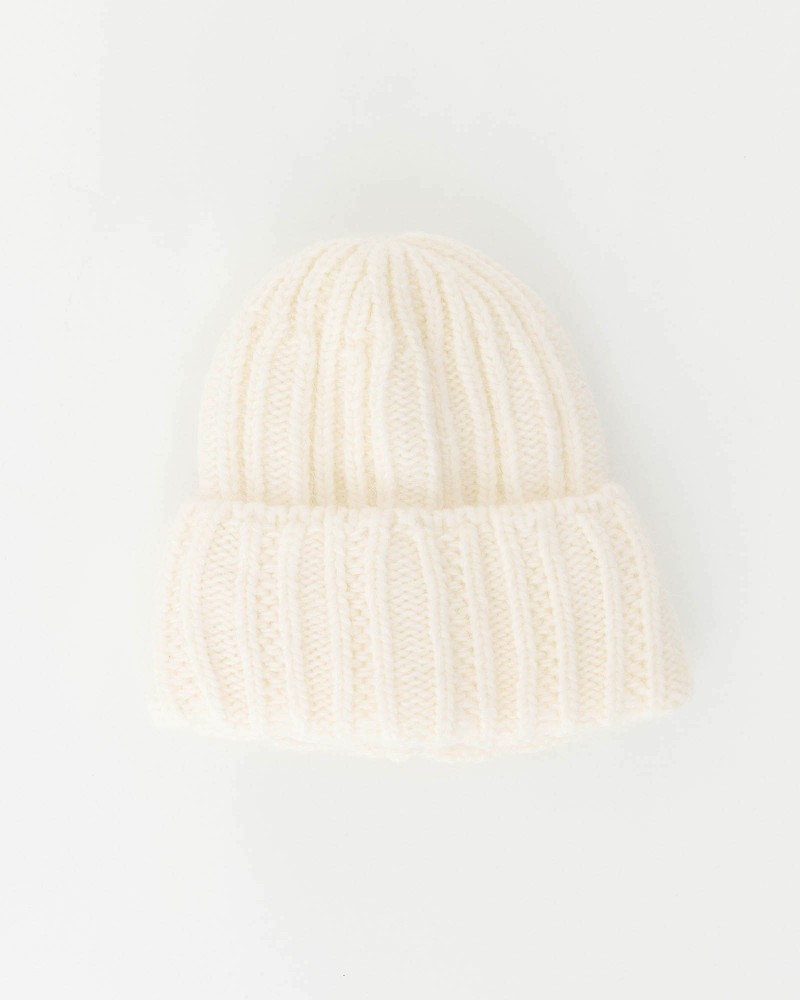 Молочна в'язана шапка із закотом FASHIONISTA