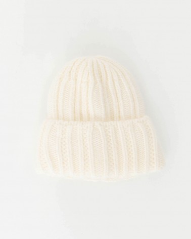 Молочна в'язана шапка із закотом FASHIONISTA