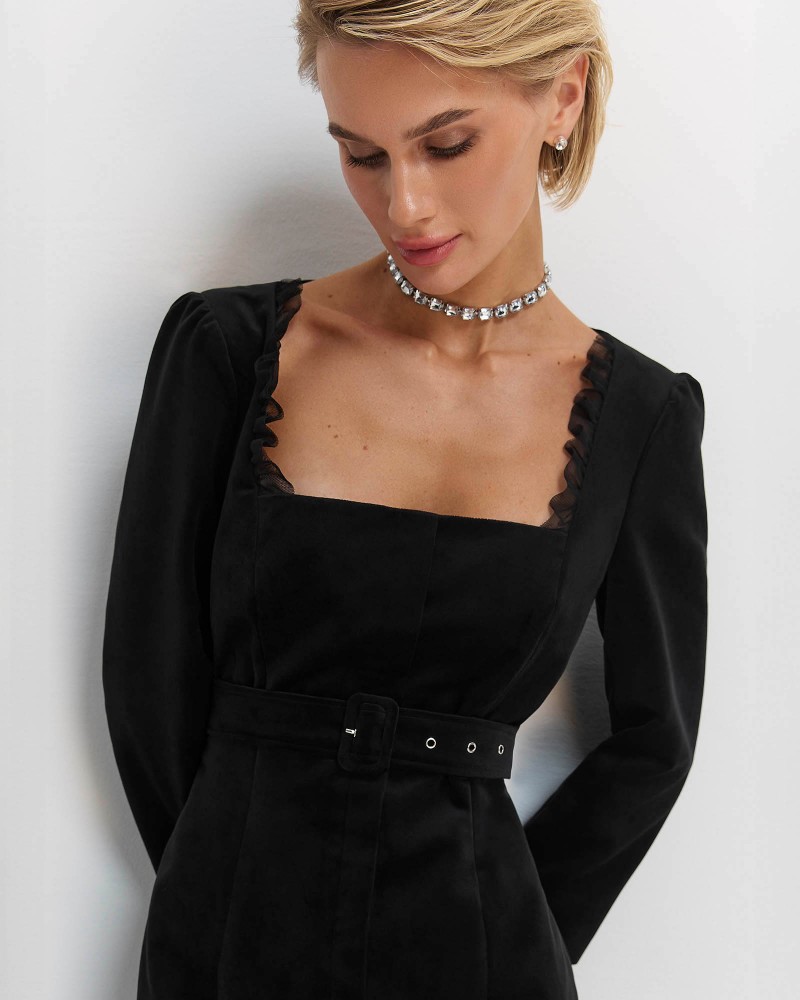 Чорна мінісукня з прямокутним вирізом та поясом FASHIONISTA