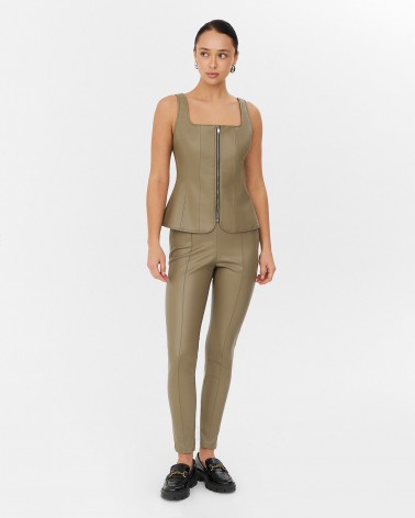 Легінси зі штучної шкіри з декоративними швами від FASHIONISTA хакі