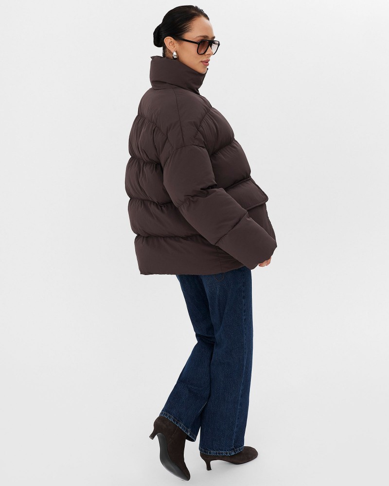 Коричнева стьобана куртка з накладними кишенями
FASHIONISTA