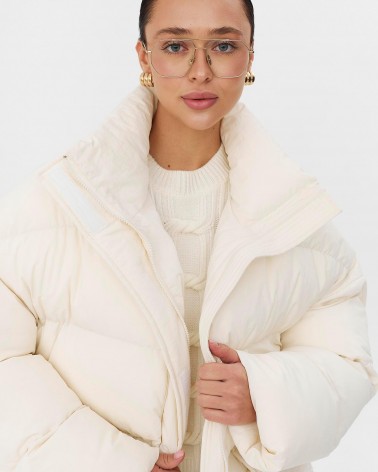 Молочна стьобана куртка з накладними кишенями
FASHIONISTA
