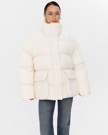 Молочна стьобана куртка з накладними кишенями
FASHIONISTA