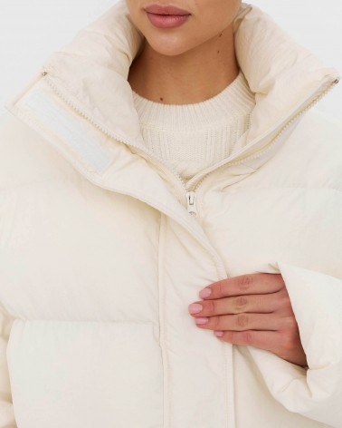 Молочна стьобана куртка з накладними кишенями
FASHIONISTA
