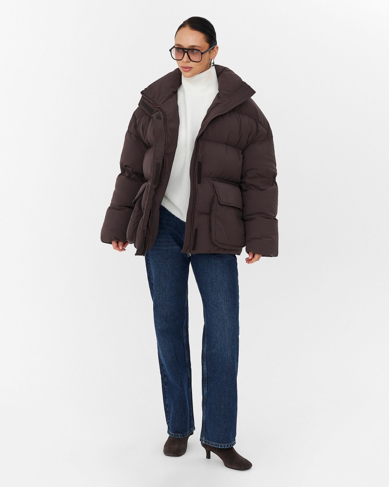 Коричнева стьобана куртка з накладними кишенями
FASHIONISTA