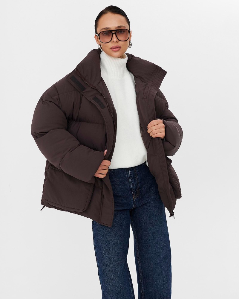 Коричнева стьобана куртка з накладними кишенями
FASHIONISTA
