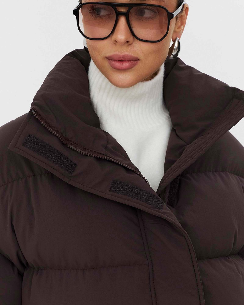 Коричнева стьобана куртка з накладними кишенями
FASHIONISTA