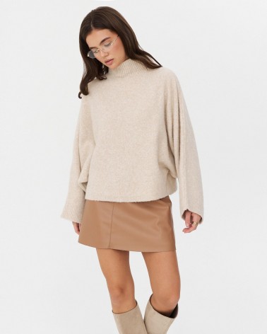 Світло-бежевий светр з коміром стійкою та широкими рукавами FASHIONISTA