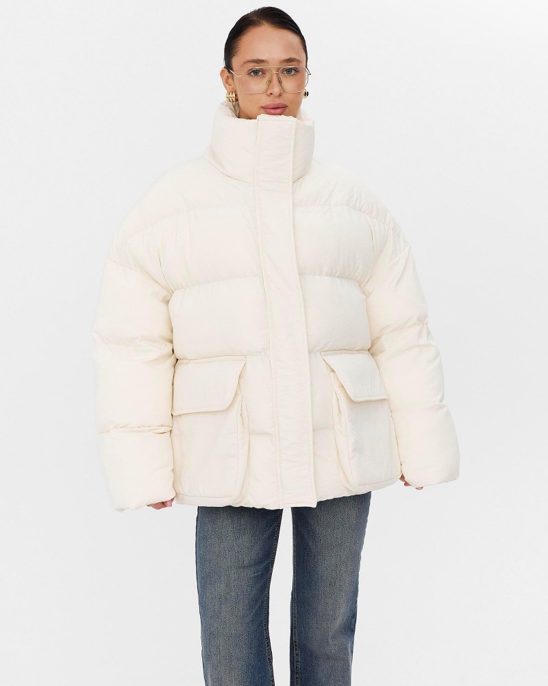 Молочна стьобана куртка з накладними кишенями
FASHIONISTA