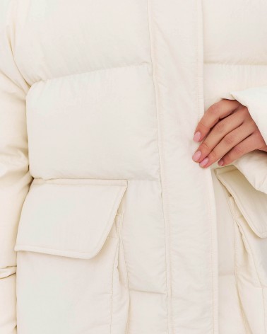 Молочна стьобана куртка з накладними кишенями
FASHIONISTA