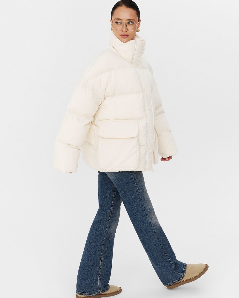 Молочна стьобана куртка з накладними кишенями
FASHIONISTA