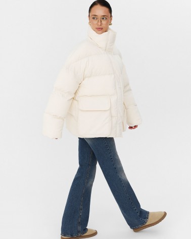 Молочна стьобана куртка з накладними кишенями
FASHIONISTA