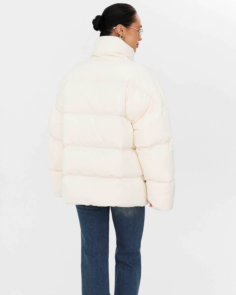 Молочна стьобана куртка з накладними кишенями
FASHIONISTA