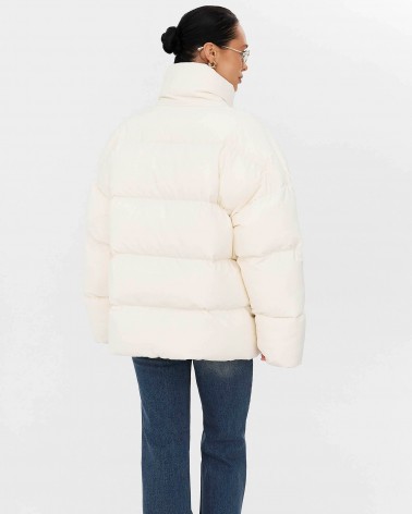 Молочна стьобана куртка з накладними кишенями
FASHIONISTA