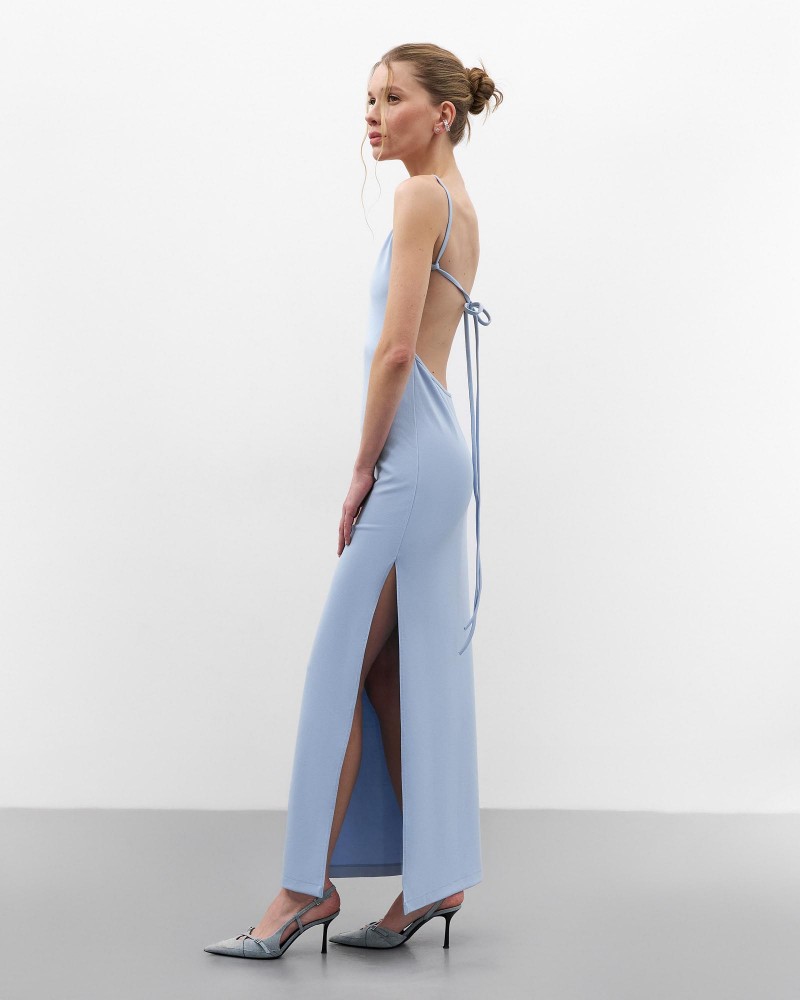 Блакитна трикотажна максісукня зі шнурівкою на спині від FASHIONSTA Блакитна трикотажна максісукня зі шнурівкою на спині від FASHIONSTA