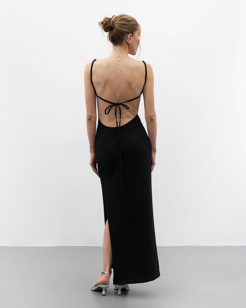 Чорна трикотажна максісукня зі шнурівкою на спині від FASHIONSTA Чорна трикотажна максісукня зі шнурівкою на спині від FASHIONSTA