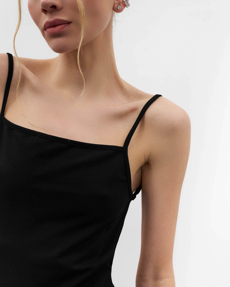 Чорна трикотажна максісукня зі шнурівкою на спині від FASHIONSTA Чорна трикотажна максісукня зі шнурівкою на спині від FASHIONSTA