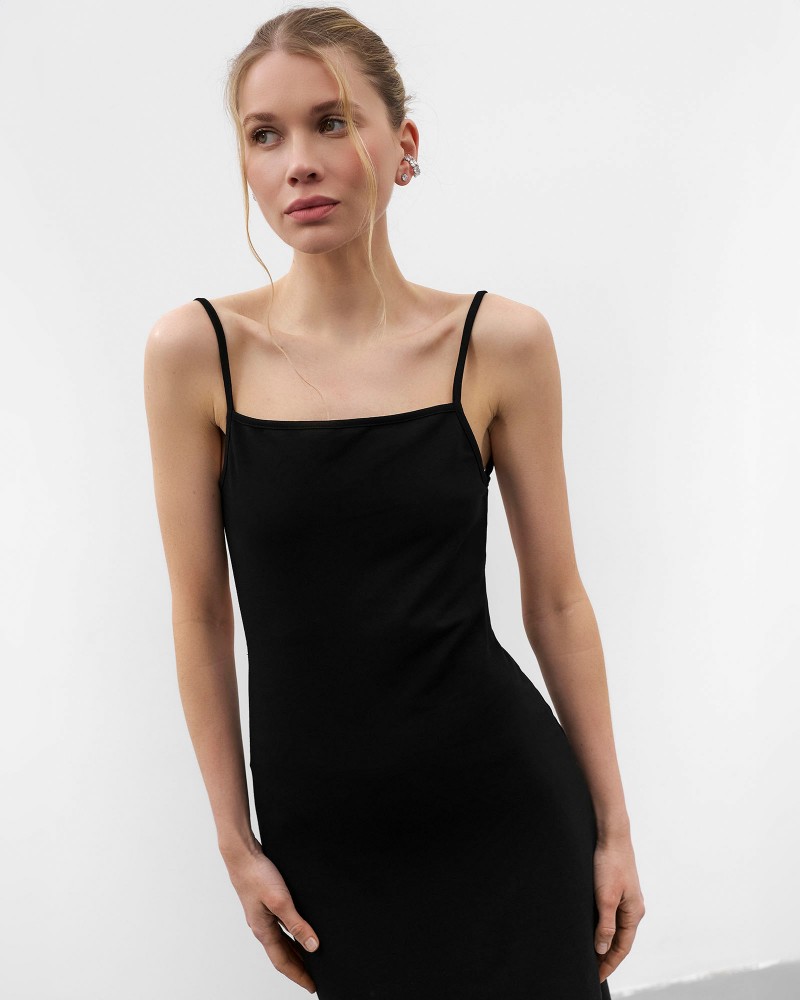 Чорна трикотажна максісукня зі шнурівкою на спині від FASHIONSTA Чорна трикотажна максісукня зі шнурівкою на спині від FASHIONSTA