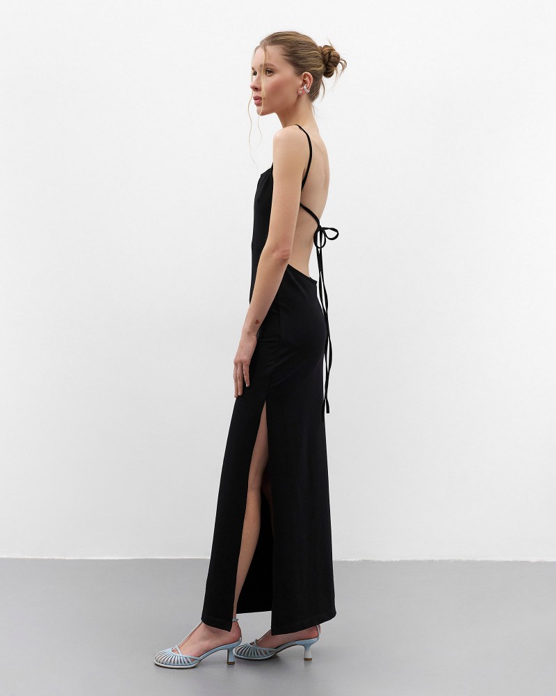 Чорна трикотажна максісукня зі шнурівкою на спині від FASHIONSTA Чорна трикотажна максісукня зі шнурівкою на спині від FASHIONSTA