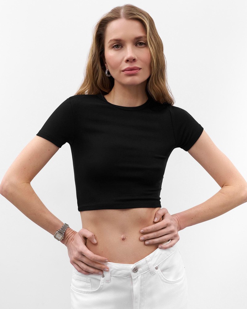 Чорна вкорочена футболка FASHIONISTA