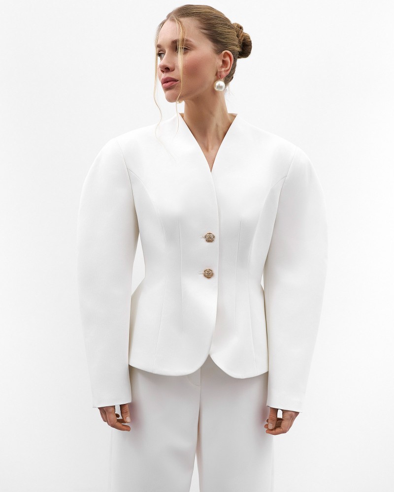 Молочний жакет з акцентними плечима та відстрочками на талії FASHIONISTA