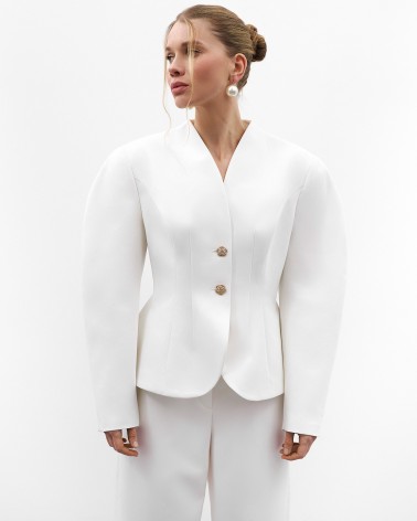 Молочний жакет з акцентними плечима та відстрочками на талії FASHIONISTA