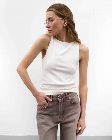 Молочна базова майка з вирізом-човником FASHIONISTA