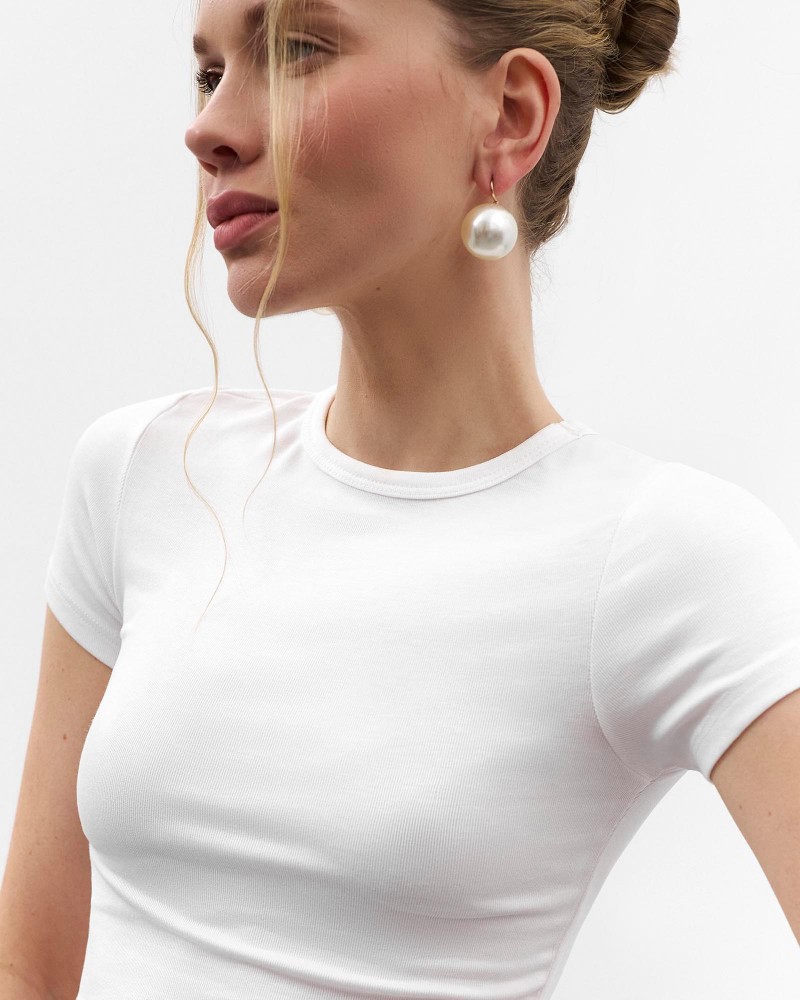 Біла вкорочена футболка FASHIONISTA