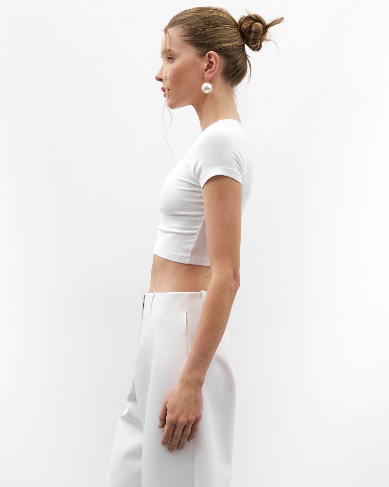 Біла вкорочена футболка FASHIONISTA