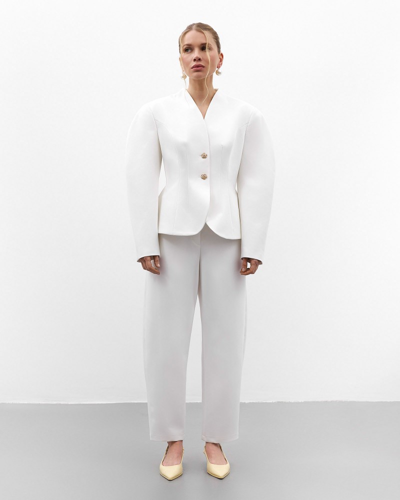 Молочний жакет з акцентними плечима та відстрочками на талії FASHIONISTA