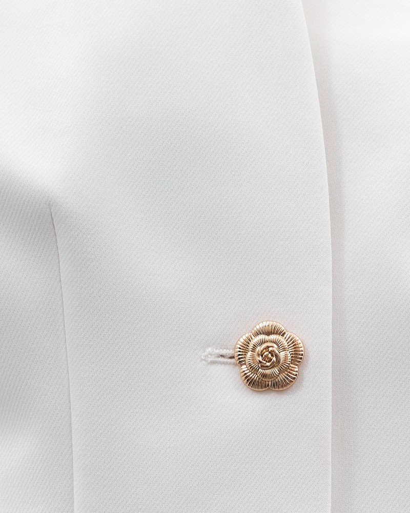 Молочний жакет з акцентними плечима та відстрочками на талії FASHIONISTA