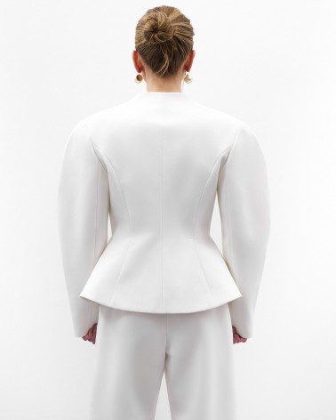 Молочний жакет з акцентними плечима та відстрочками на талії FASHIONISTA