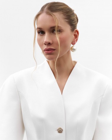 Молочний жакет з акцентними плечима та відстрочками на талії FASHIONISTA