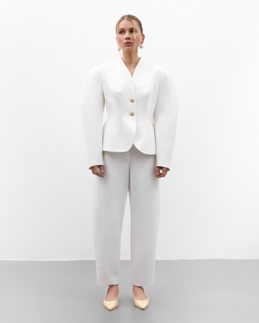 Молочний жакет з акцентними плечима та відстрочками на талії FASHIONISTA