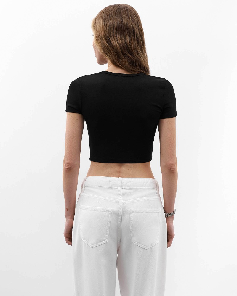 Чорна вкорочена футболка FASHIONISTA