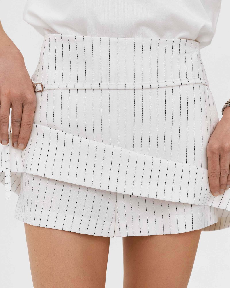 Біла спідниця-шорти у смужку з декоративним поясом FASHIONISTA Біла спідниця-шорти у смужку з декоративним поясом FASHIONISTA
