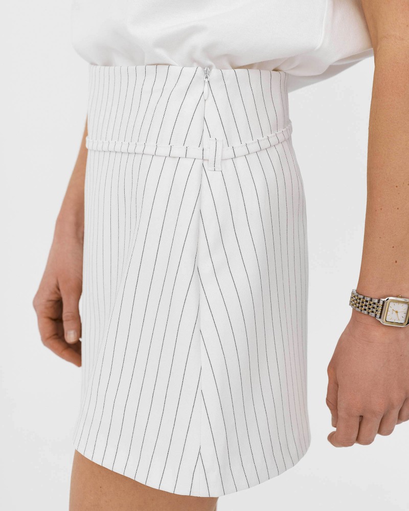 Біла спідниця-шорти у смужку з декоративним поясом FASHIONISTA Біла спідниця-шорти у смужку з декоративним поясом FASHIONISTA