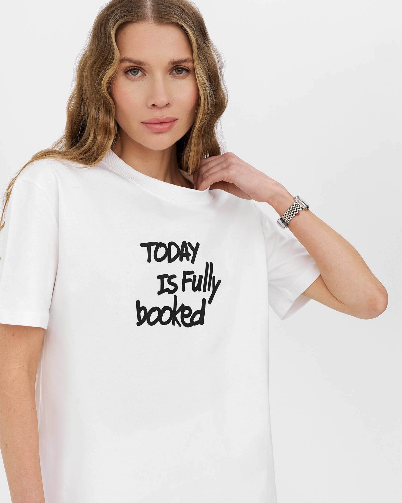 Біла футболка з принтованим написом FASHIONISTA