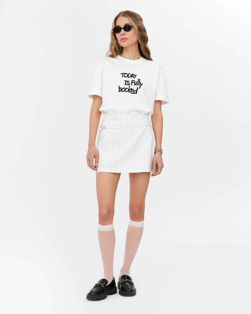 Біла футболка з принтованим написом FASHIONISTA