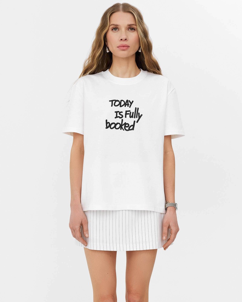 Біла футболка з принтованим написом FASHIONISTA