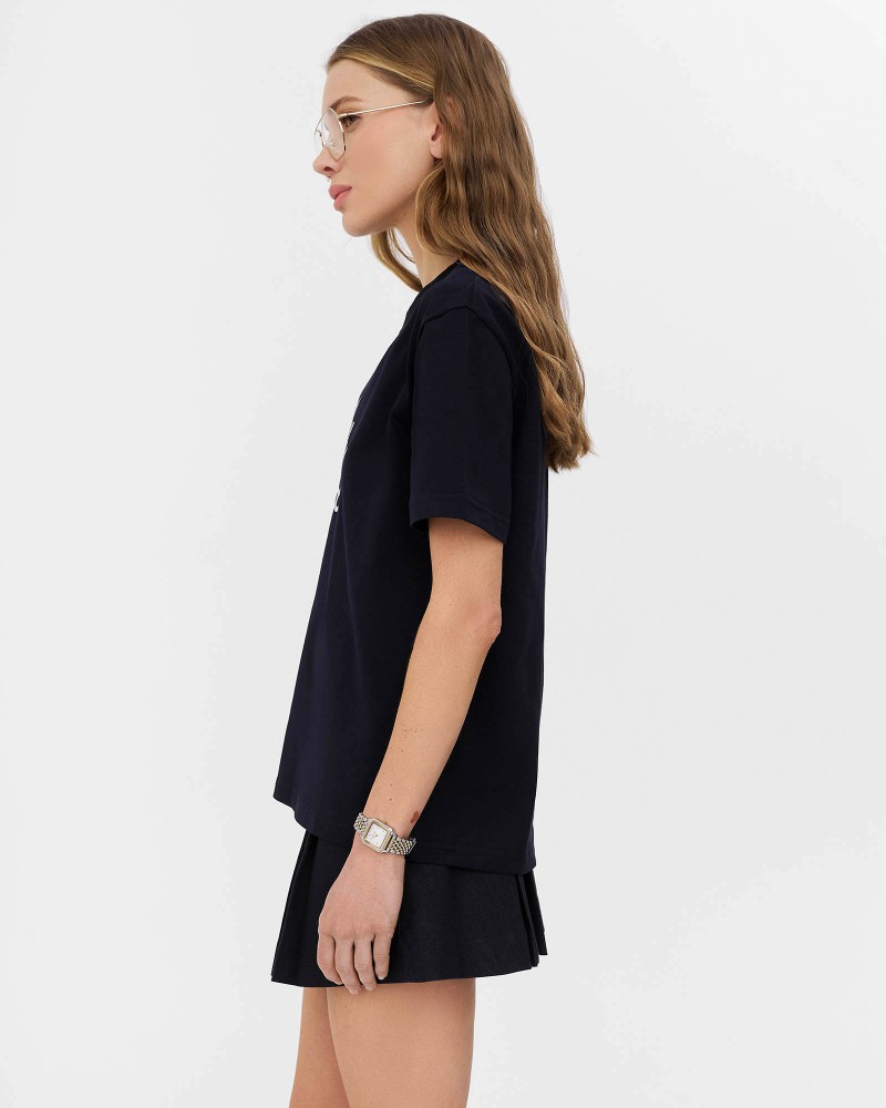 Темно-синя футболка з принтованим написом FASHIONISTA