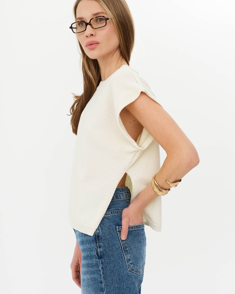 Молочний джемпер з боковими розрізами FASHIONISTA